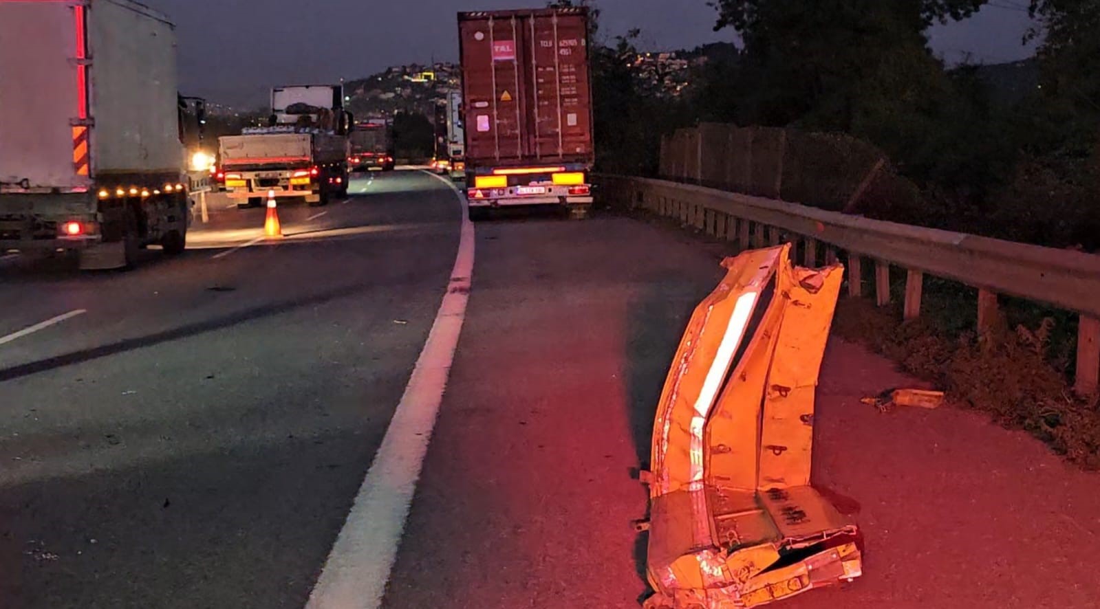 anadolu otoyolunda feci kaza genc tir soforu lastik degistirirken baska bir tirin altinda kaldi
