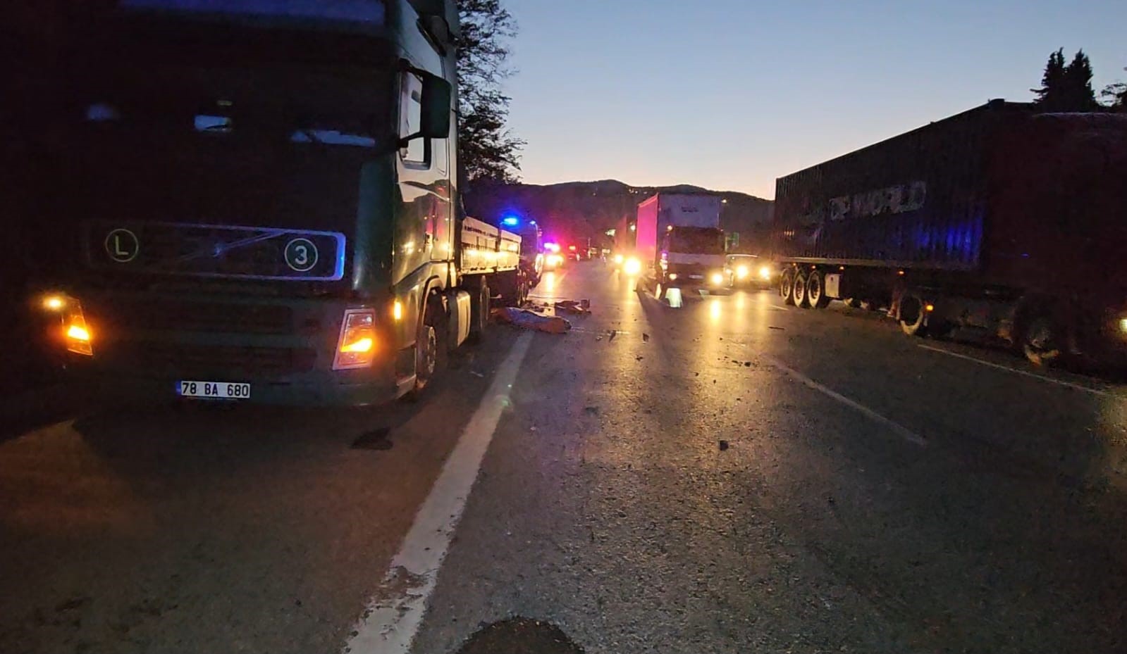 anadolu otoyolunda feci kaza genc tir soforu lastik degistirirken baska bir tirin altinda kaldi TIVXXuve