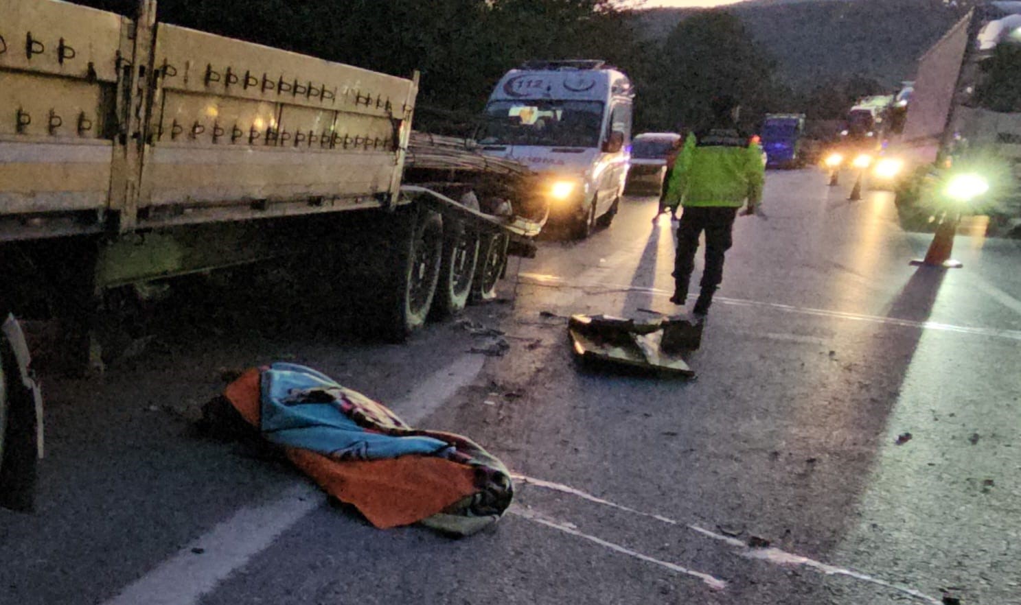 anadolu otoyolunda feci kaza genc tir soforu lastik degistirirken baska bir tirin altinda kaldi e9W9D9up