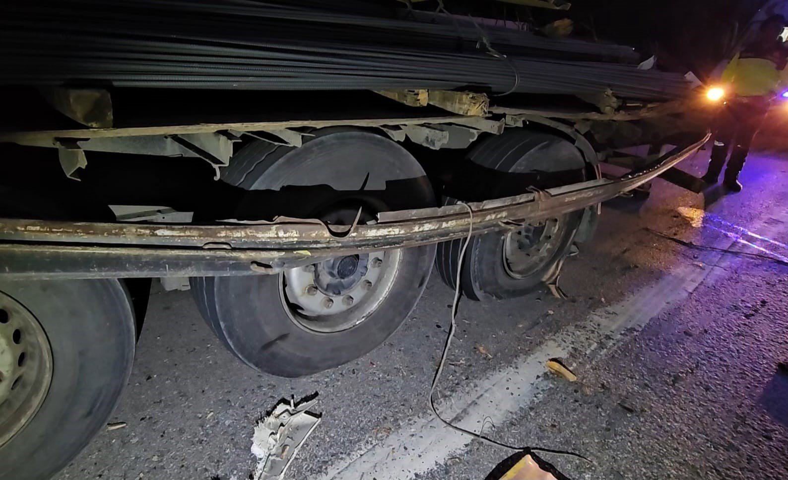 anadolu otoyolunda feci kaza genc tir soforu lastik degistirirken baska bir tirin altinda kaldi hbsy6m2V