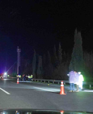 anadolu-otoyolunda-feci-kaza-otomobilin-carptigi-yaya-hayatini-kaybetti-VakWDNRL.jpg