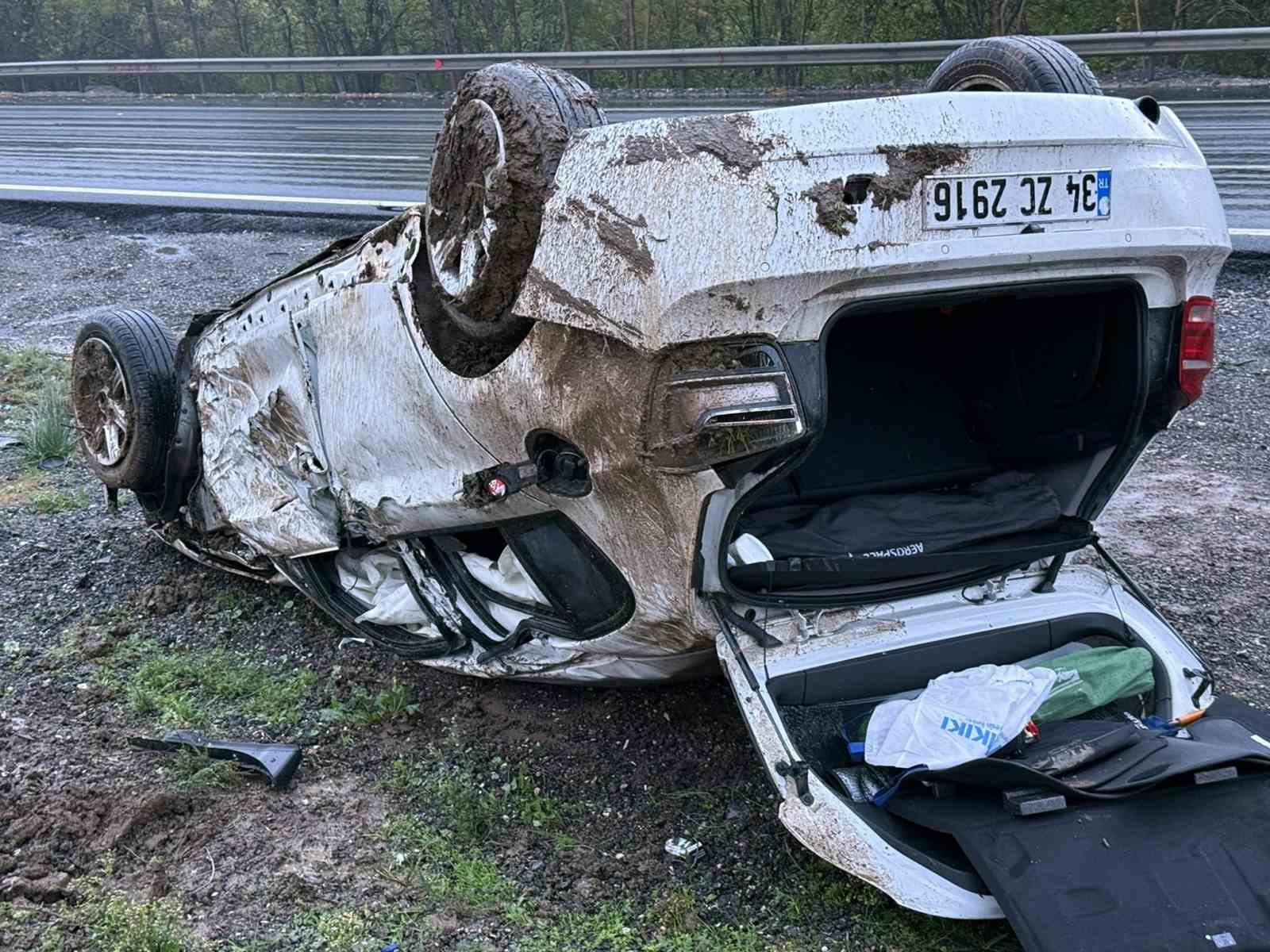 anadolu otoyolunda korkutan kaza takla atan otomobil hurdaya dondu 1 yarali 0 YaMlIc1M