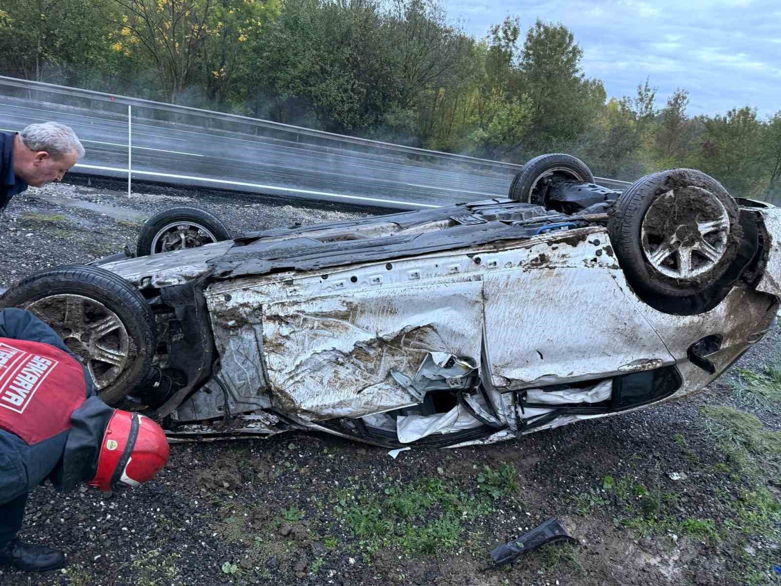 anadolu otoyolunda korkutan kaza takla atan otomobil hurdaya dondu 1 yarali 1