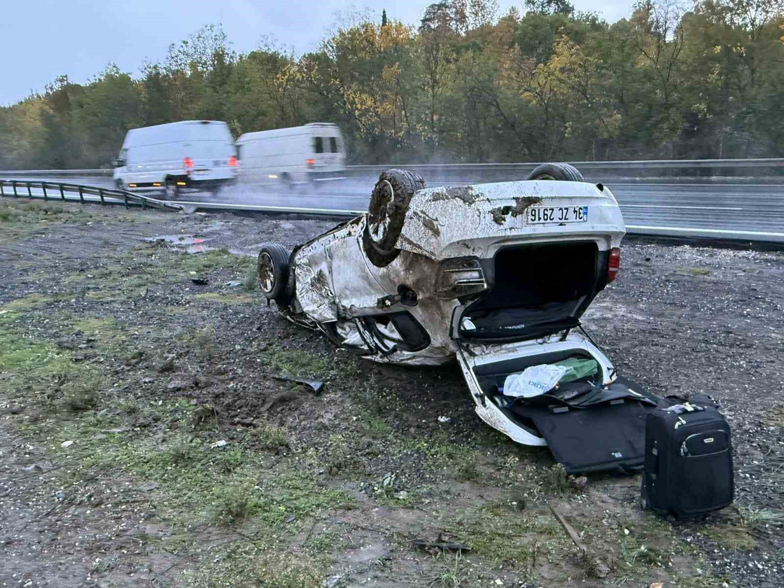 anadolu otoyolunda korkutan kaza takla atan otomobil hurdaya dondu 1 yarali 3 zc19jvQb