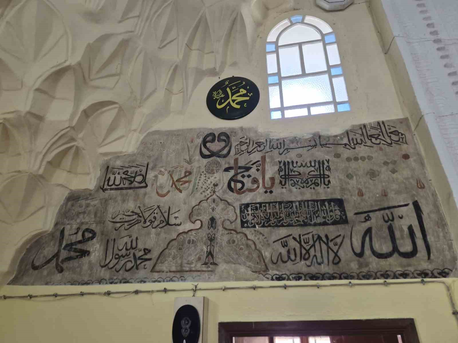anadolu topraklarinin ilk kabe minyaturu 752 yasindaki bu camide 4 D54MNOcP