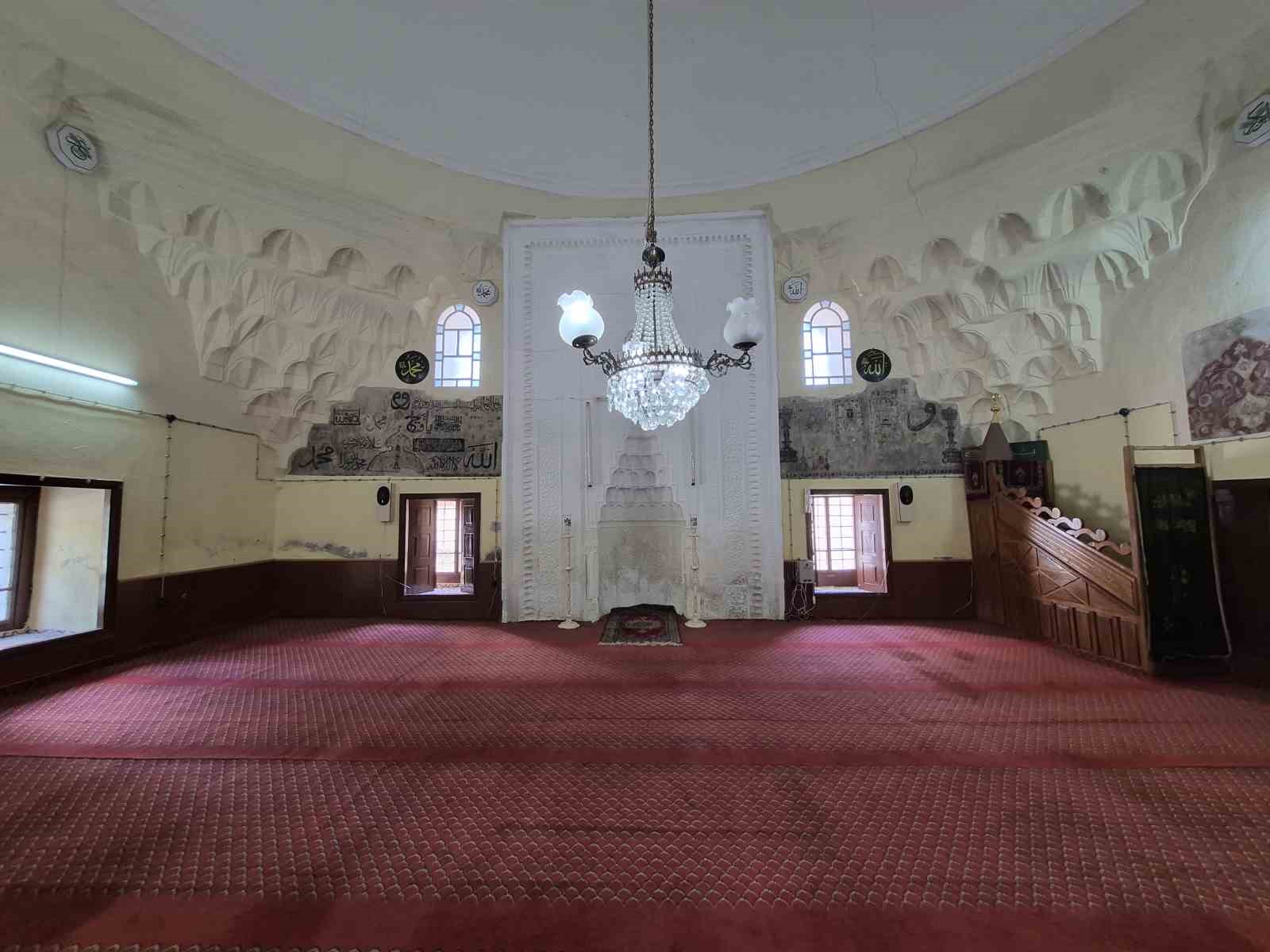 anadolu topraklarinin ilk kabe minyaturu 752 yasindaki bu camide 6 NR8hCVhV