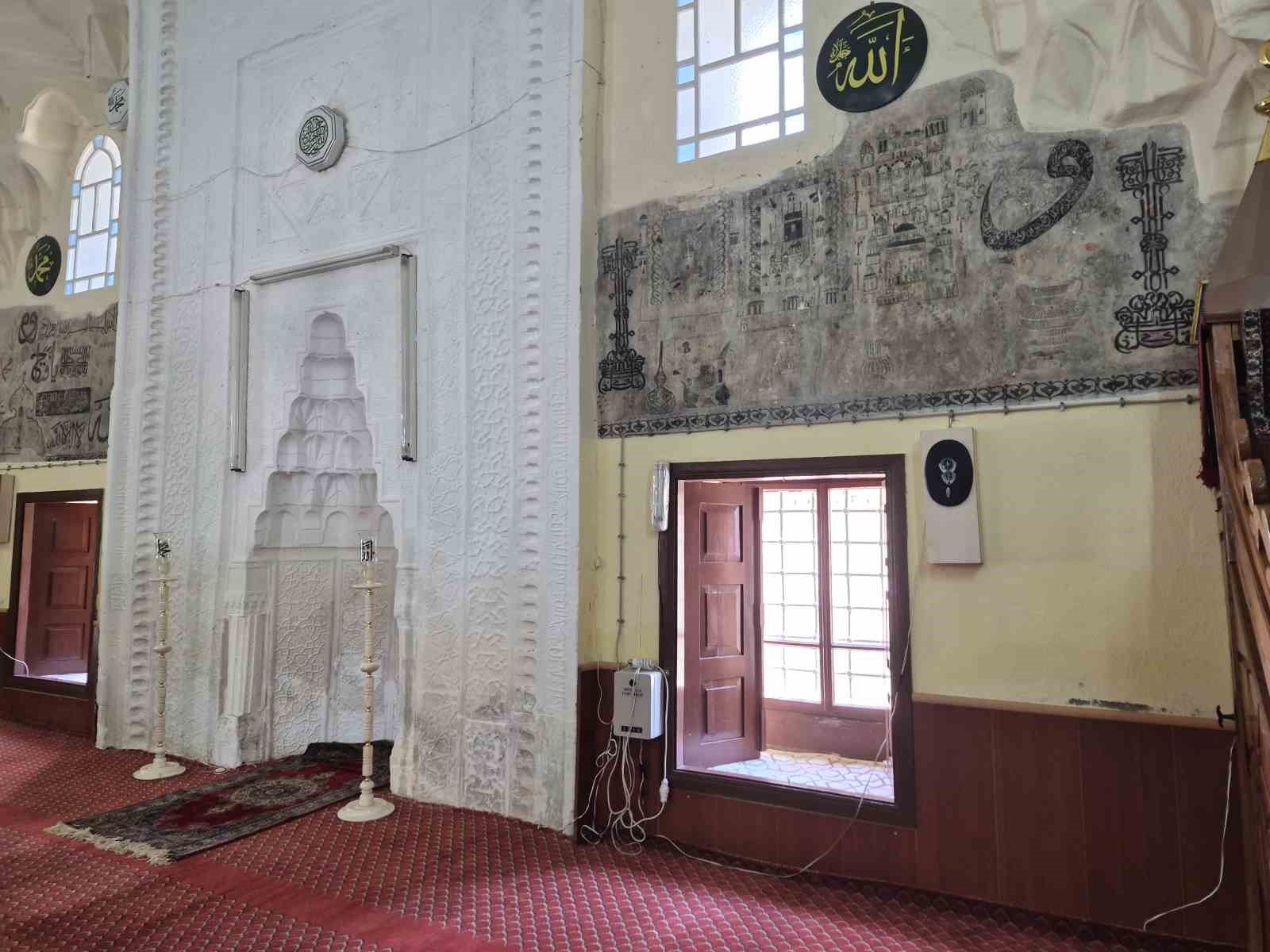 anadolu topraklarinin ilk kabe minyaturu 752 yasindaki bu camide 7