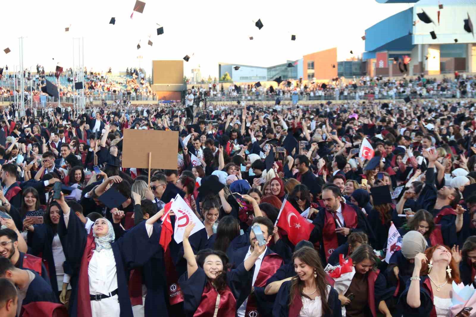 anadolu universitesinde mezuniyet coskusu 5 binden fazla ogrenci kep atti 0 JwzAL6Yl