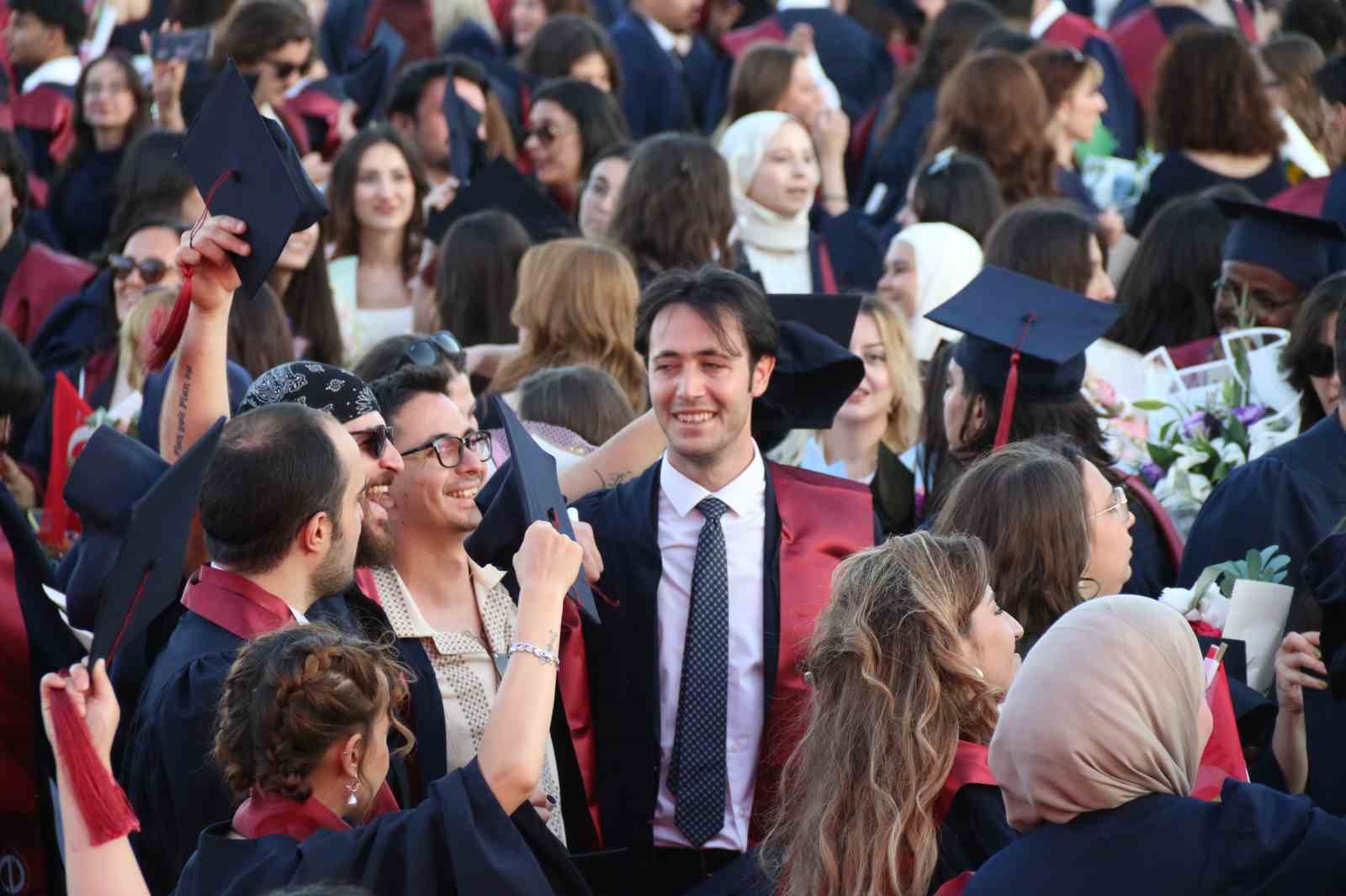 anadolu universitesinde mezuniyet coskusu 5 binden fazla ogrenci kep atti 1 LUFY4N8n