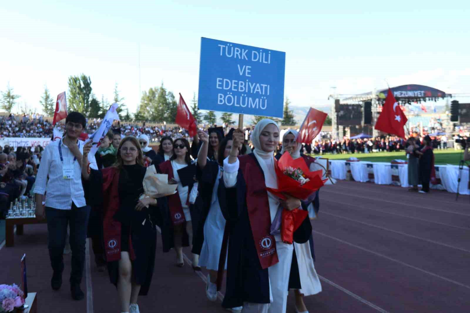 anadolu universitesinde mezuniyet coskusu 5 binden fazla ogrenci kep atti 10 2u6CEkdb