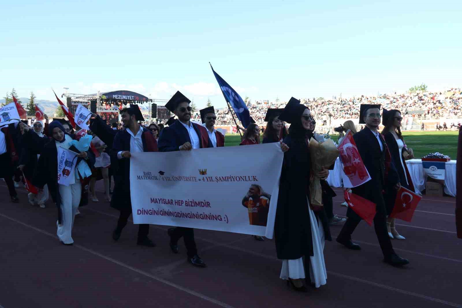 anadolu universitesinde mezuniyet coskusu 5 binden fazla ogrenci kep atti 11 4YmgATuy