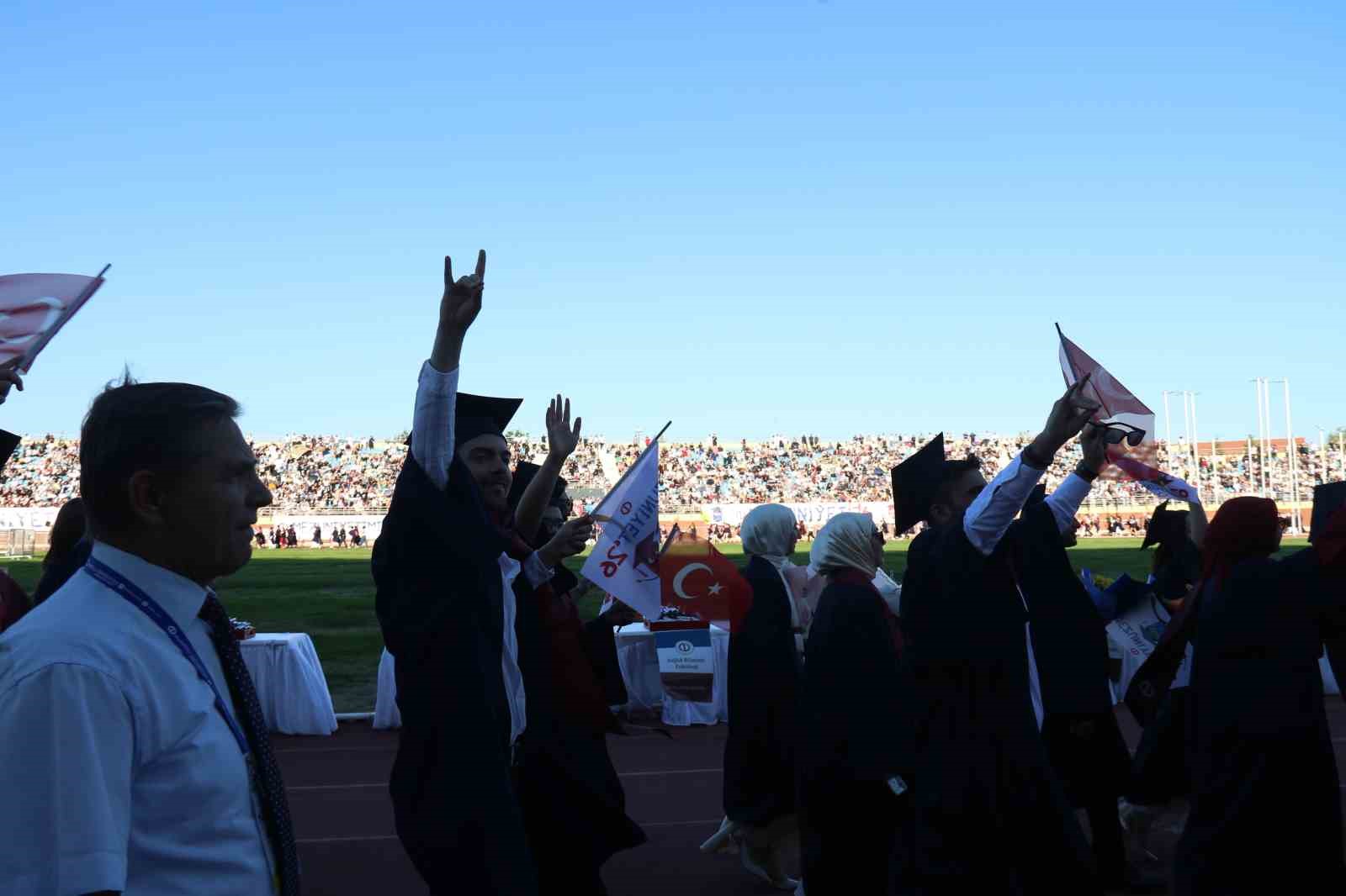 anadolu universitesinde mezuniyet coskusu 5 binden fazla ogrenci kep atti 12