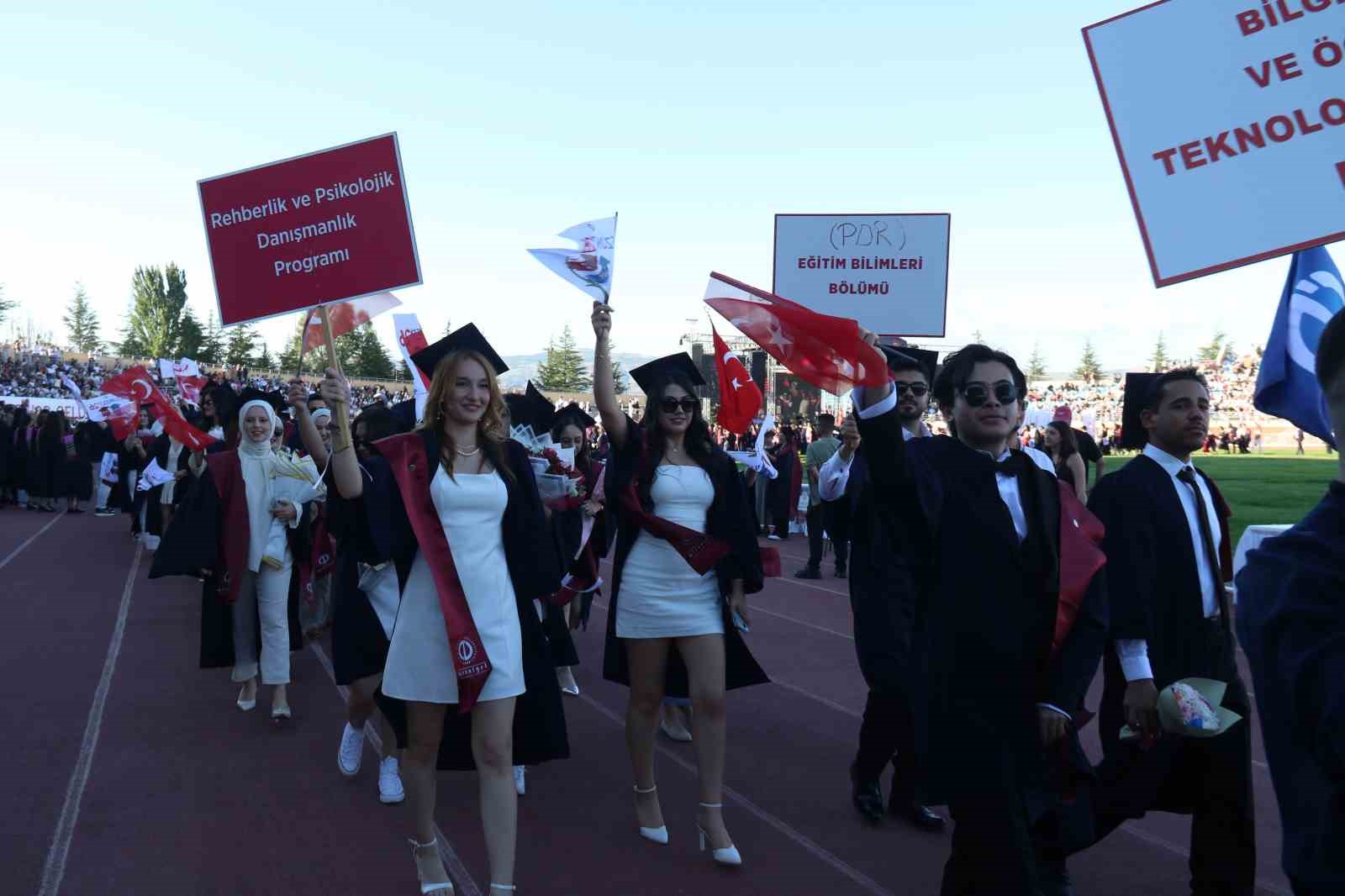 anadolu universitesinde mezuniyet coskusu 5 binden fazla ogrenci kep atti 14