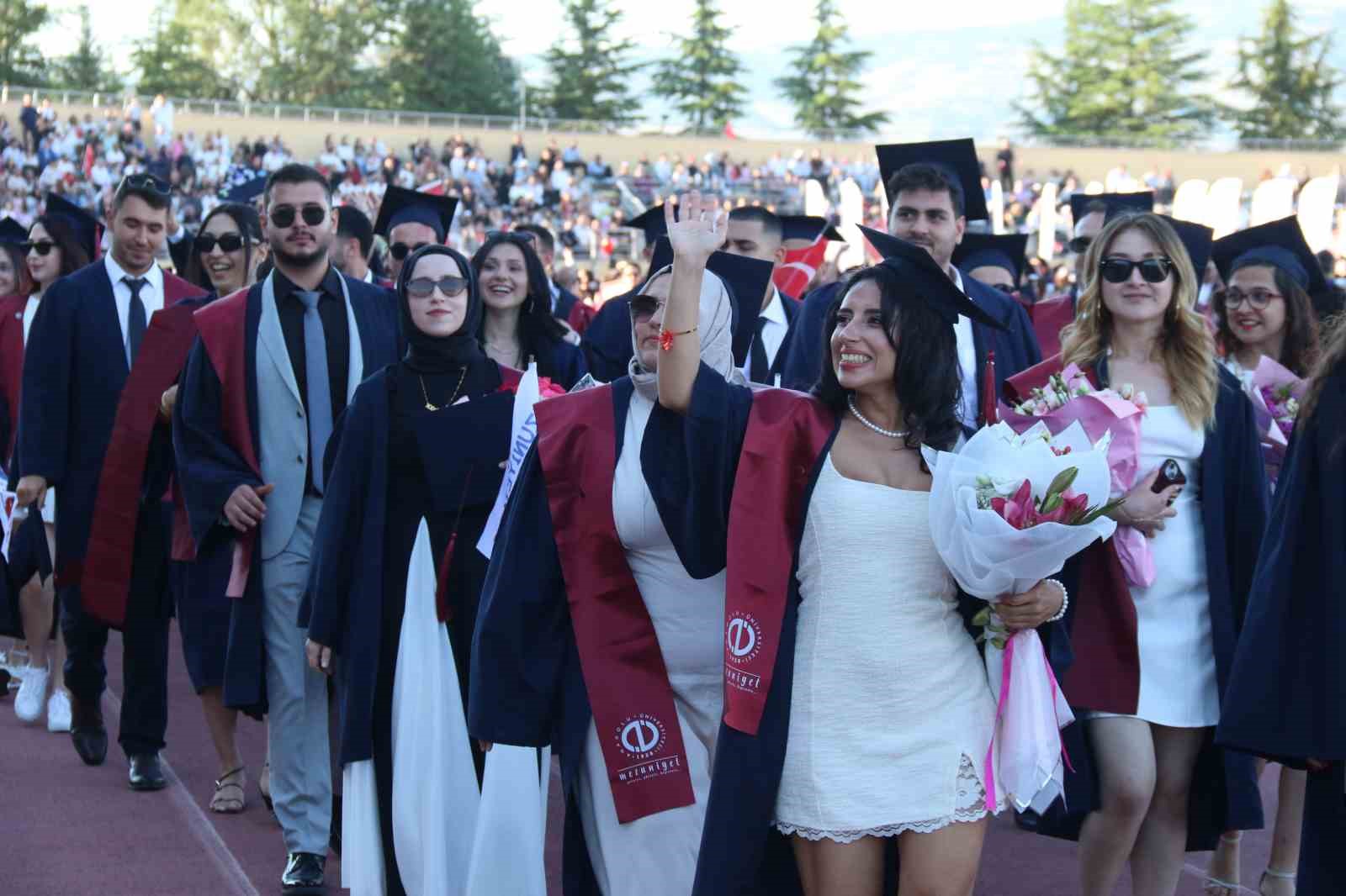 anadolu universitesinde mezuniyet coskusu 5 binden fazla ogrenci kep atti 15