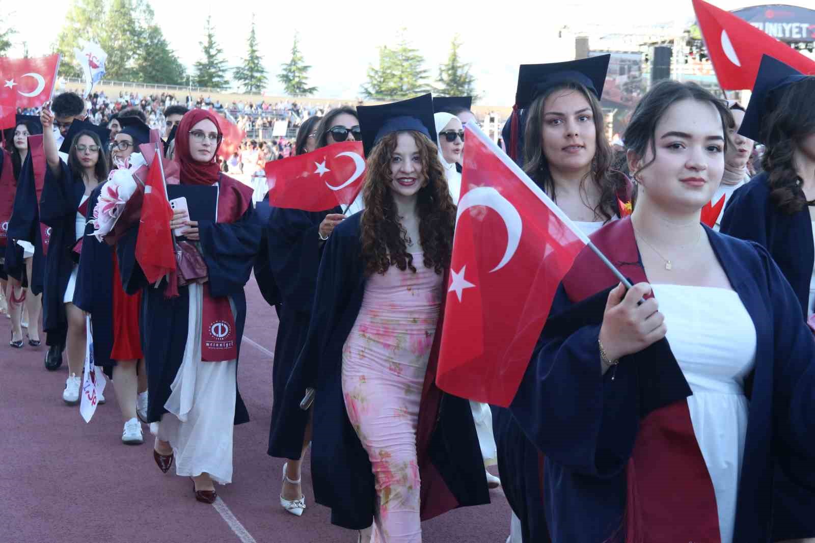anadolu universitesinde mezuniyet coskusu 5 binden fazla ogrenci kep atti 16