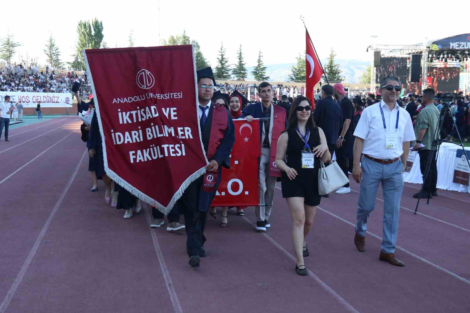 anadolu universitesinde mezuniyet coskusu 5 binden fazla ogrenci kep atti 17 UgGaKPBD