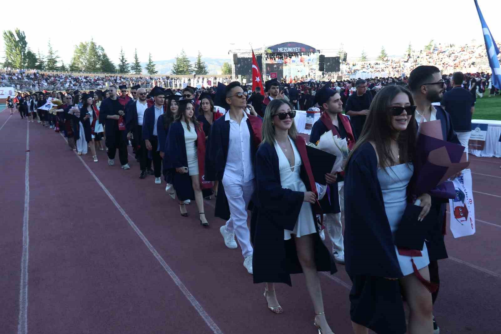 anadolu universitesinde mezuniyet coskusu 5 binden fazla ogrenci kep atti 19 dVezQ7Mf