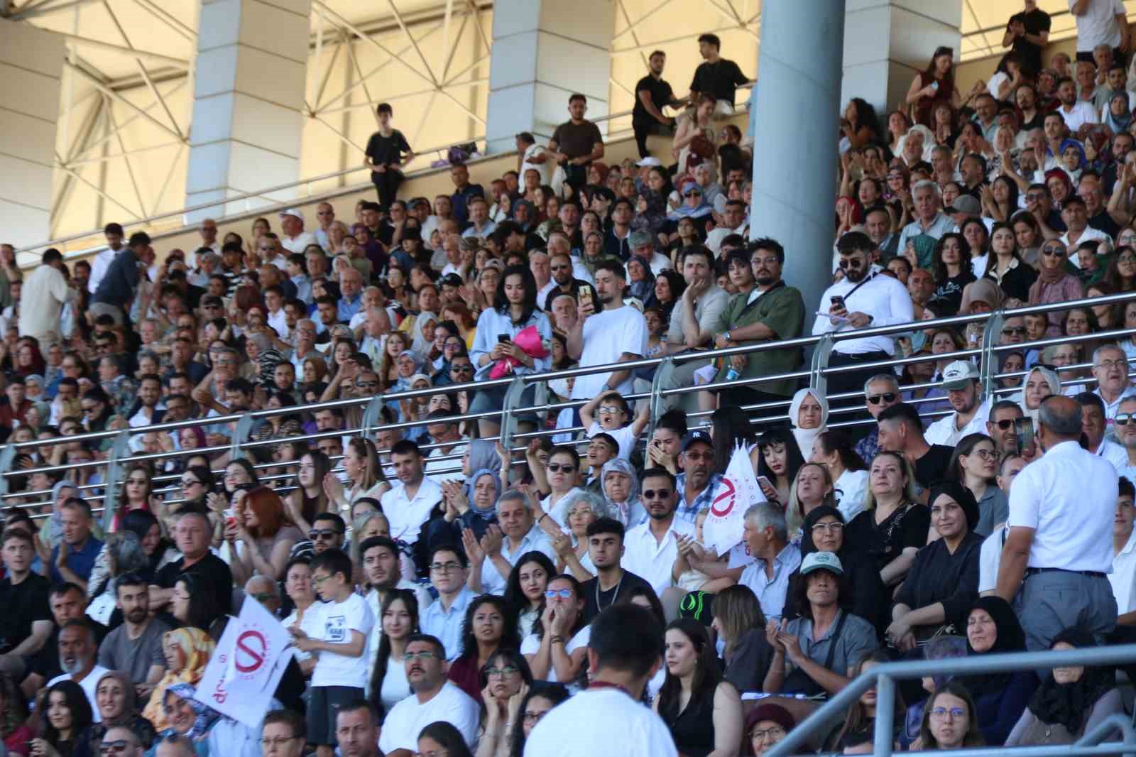 anadolu universitesinde mezuniyet coskusu 5 binden fazla ogrenci kep atti 2 FbMTreSJ