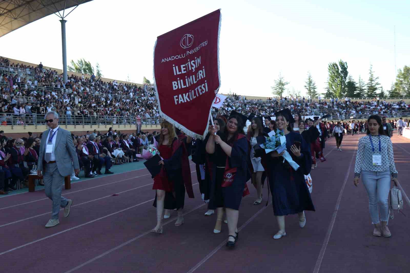 anadolu universitesinde mezuniyet coskusu 5 binden fazla ogrenci kep atti 20 SNrvb2mz