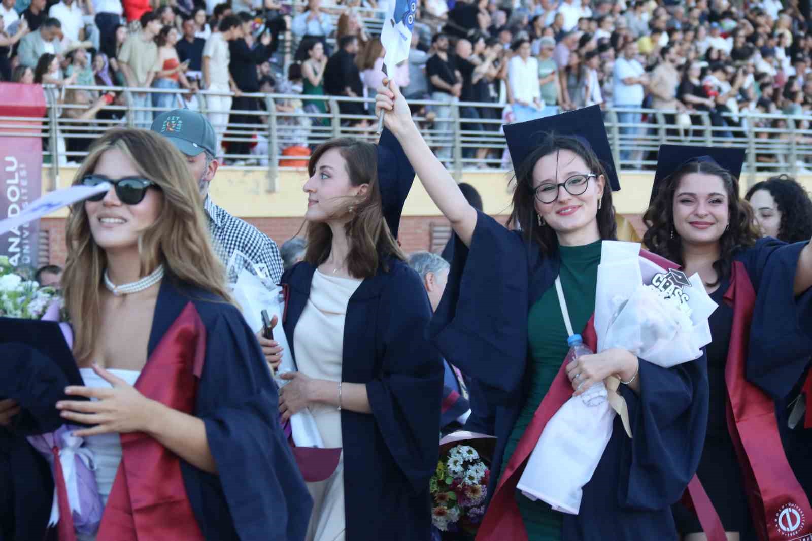 anadolu universitesinde mezuniyet coskusu 5 binden fazla ogrenci kep atti 21 A6hhmkcG