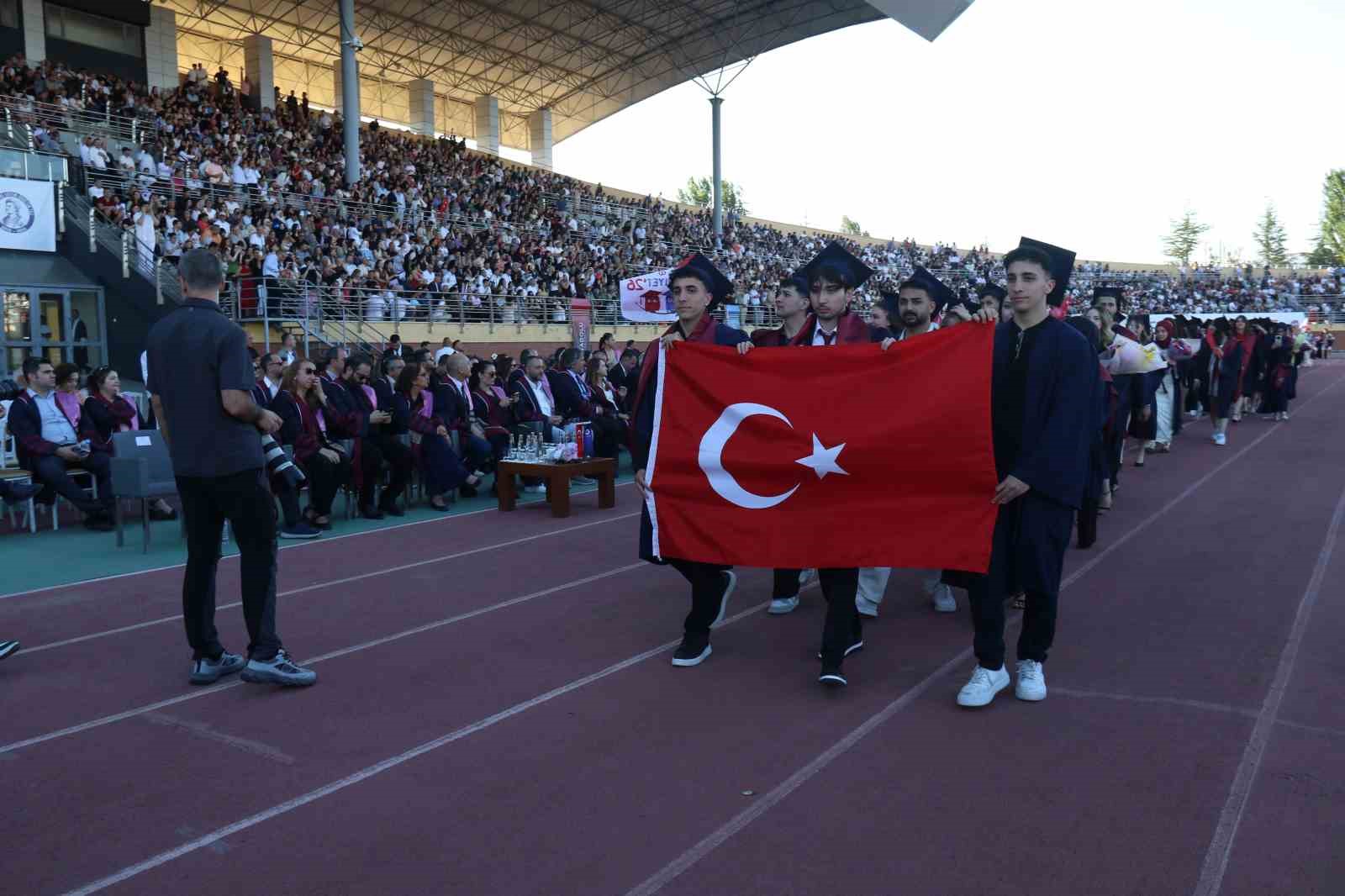 anadolu universitesinde mezuniyet coskusu 5 binden fazla ogrenci kep atti 22