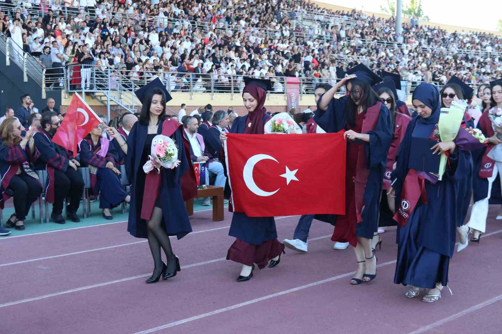 anadolu universitesinde mezuniyet coskusu 5 binden fazla ogrenci kep atti 23