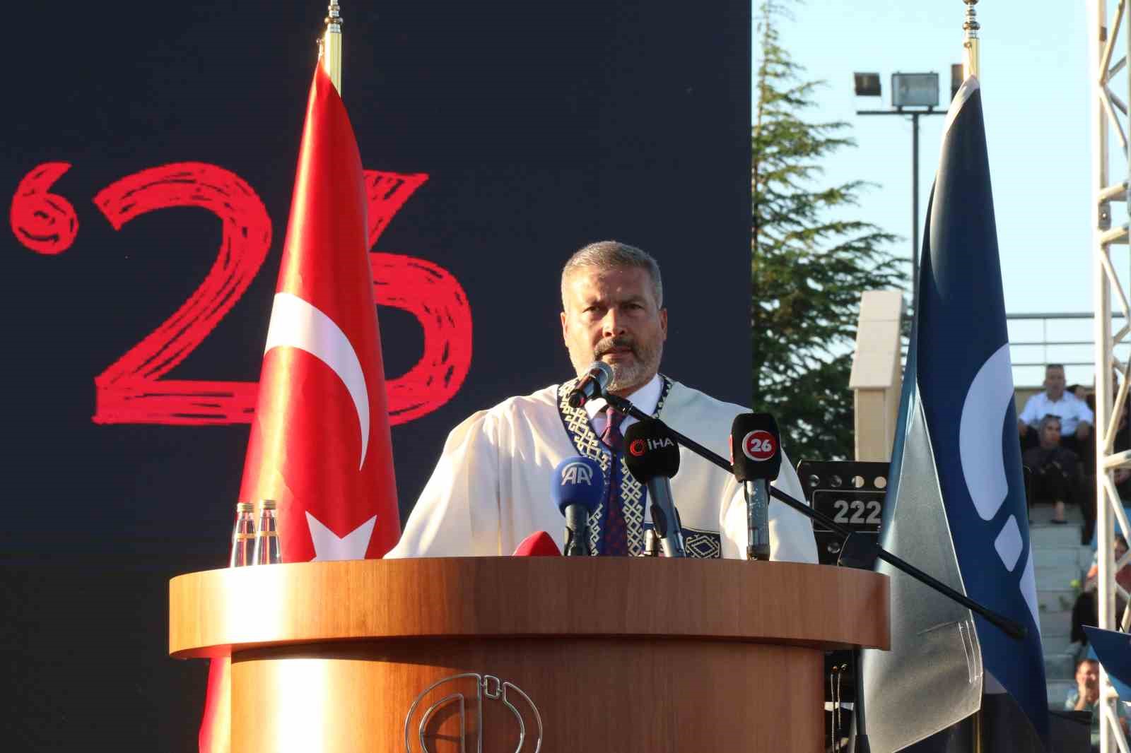 anadolu universitesinde mezuniyet coskusu 5 binden fazla ogrenci kep atti 24 bgrmSwaf