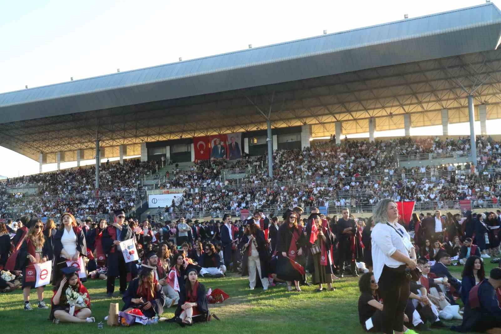 anadolu universitesinde mezuniyet coskusu 5 binden fazla ogrenci kep atti 25 2iO8aFKy