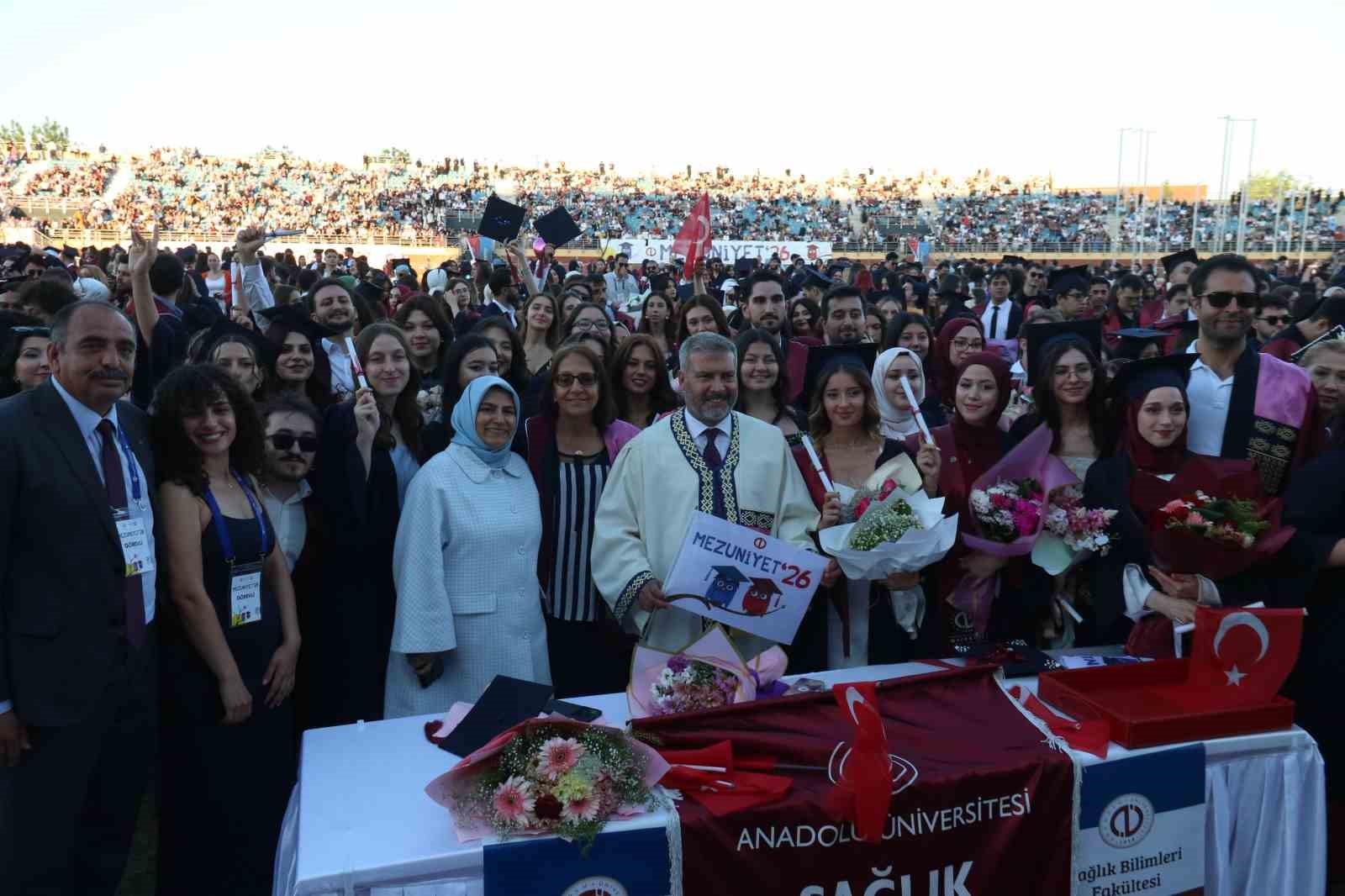 anadolu universitesinde mezuniyet coskusu 5 binden fazla ogrenci kep atti 27 tOea7thK