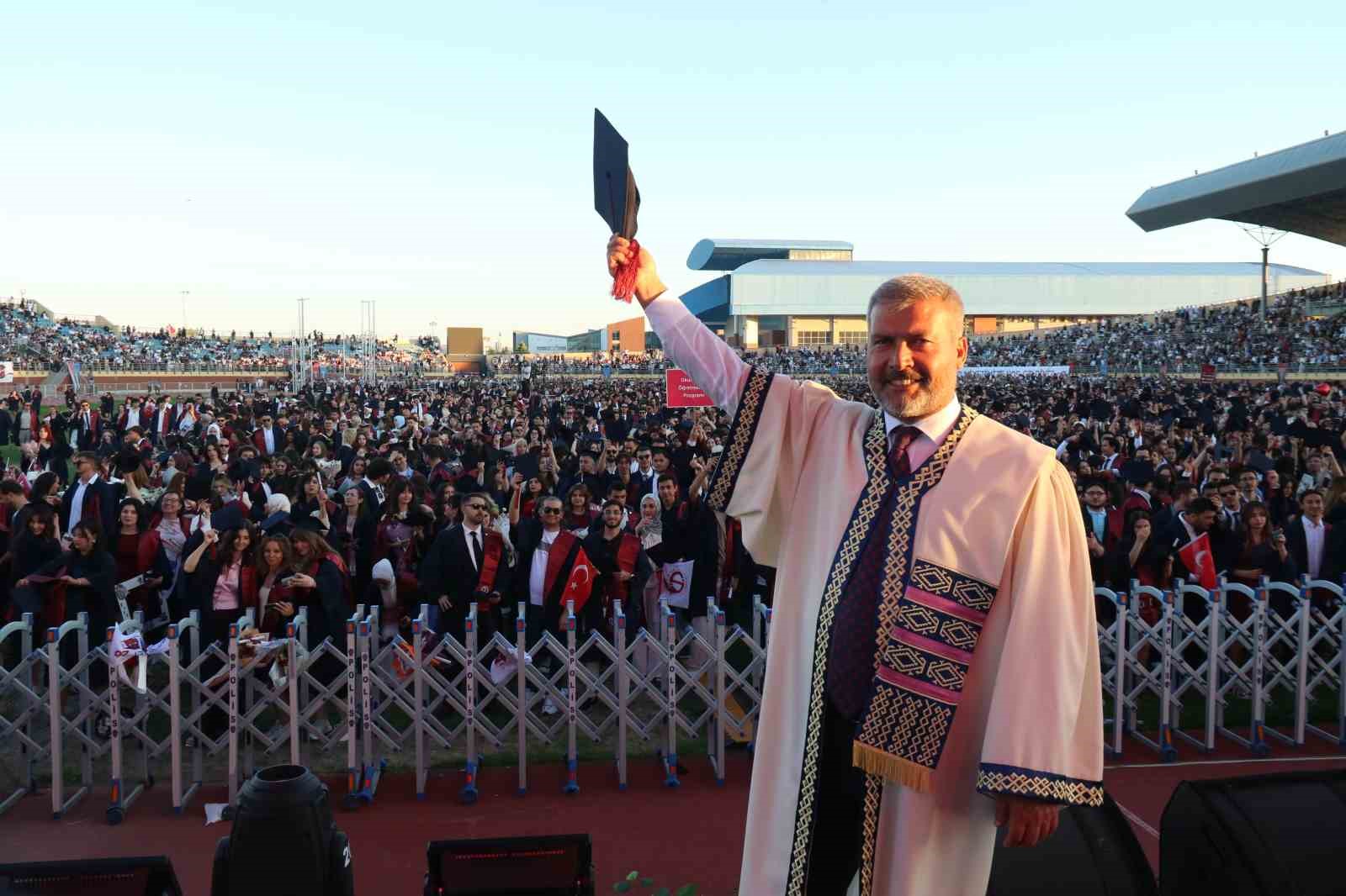 anadolu universitesinde mezuniyet coskusu 5 binden fazla ogrenci kep atti 28