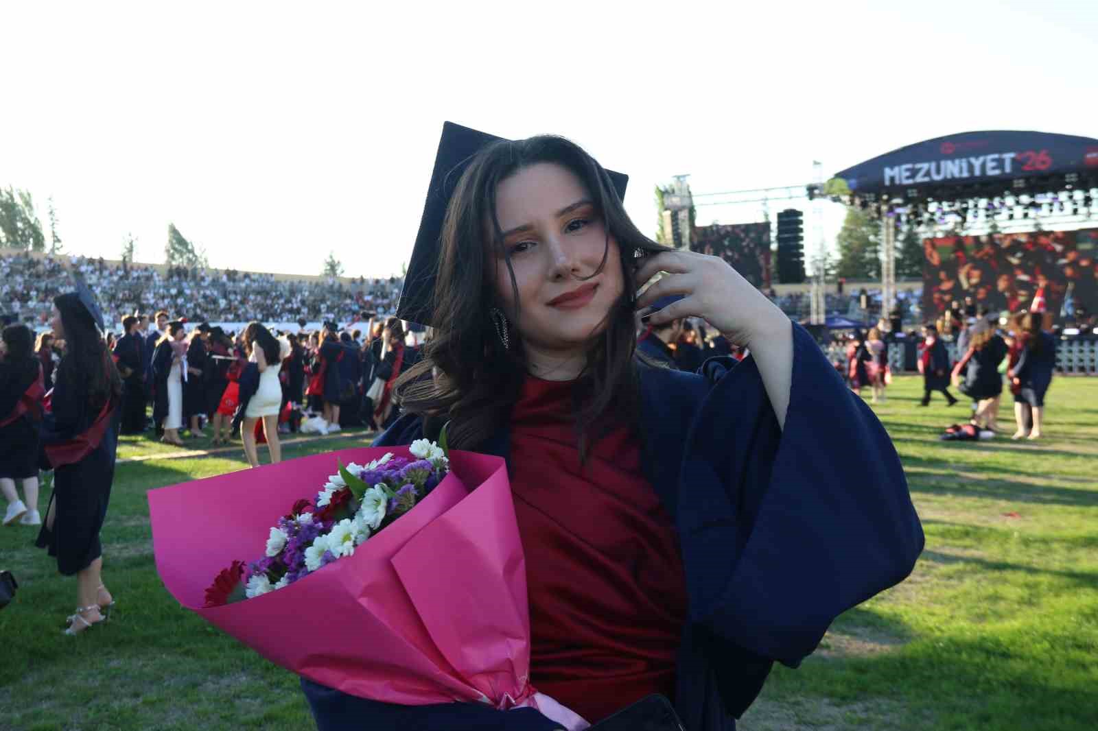 anadolu universitesinde mezuniyet coskusu 5 binden fazla ogrenci kep atti 30 d3dQKEwi