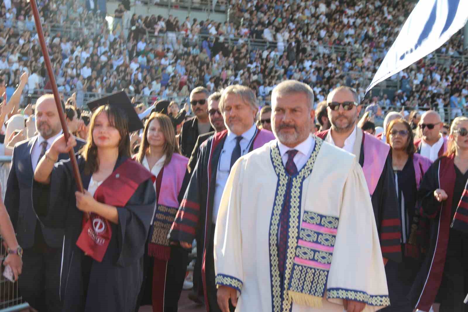 anadolu universitesinde mezuniyet coskusu 5 binden fazla ogrenci kep atti 4