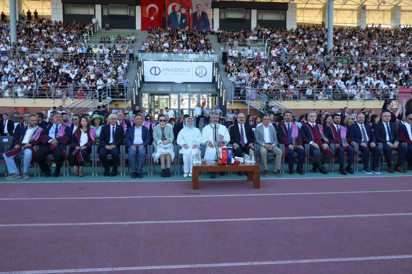 anadolu universitesinde mezuniyet coskusu 5 binden fazla ogrenci kep atti 5 kZqhn6XN