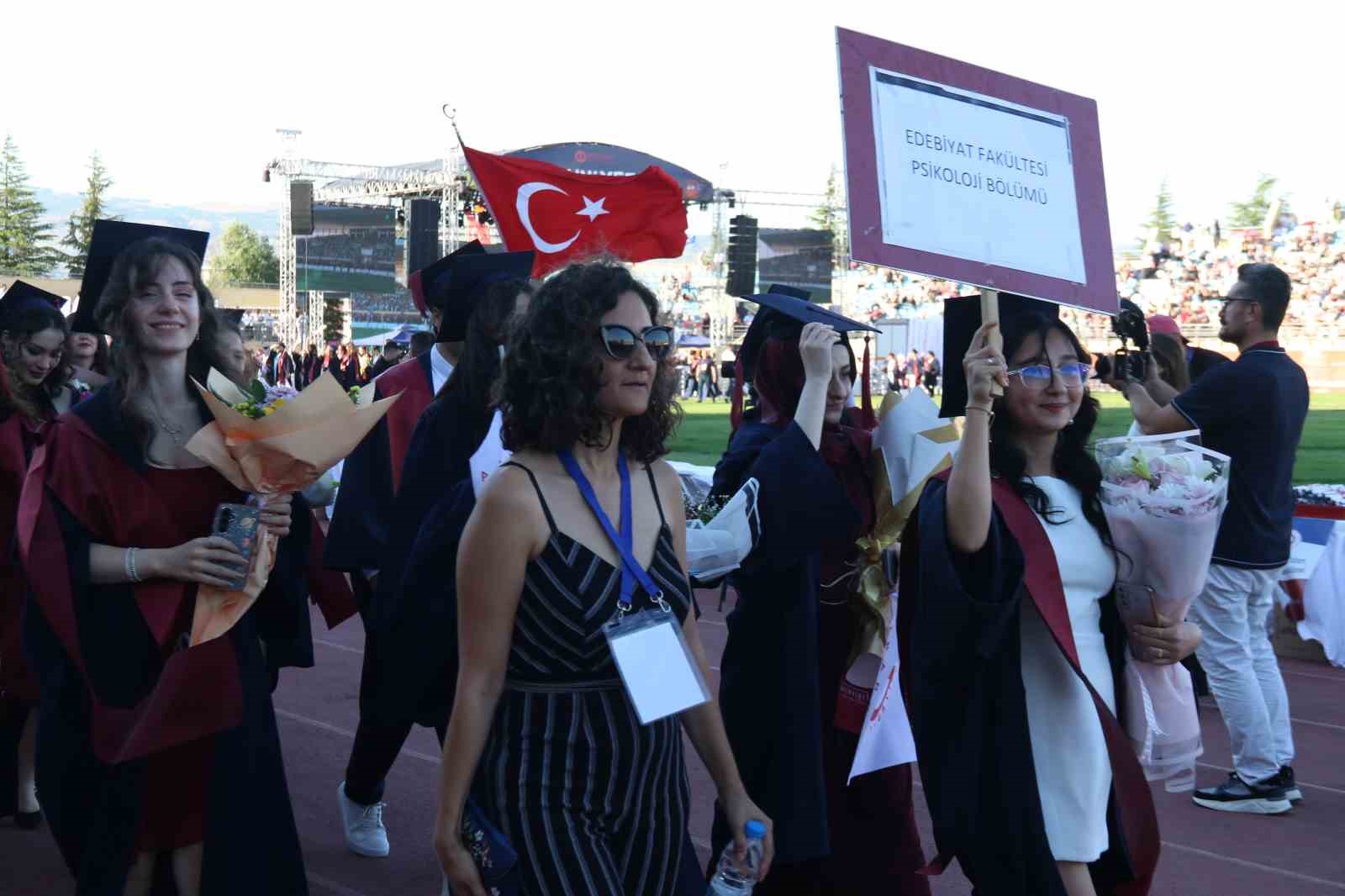 anadolu universitesinde mezuniyet coskusu 5 binden fazla ogrenci kep atti 7 9dIARmuY