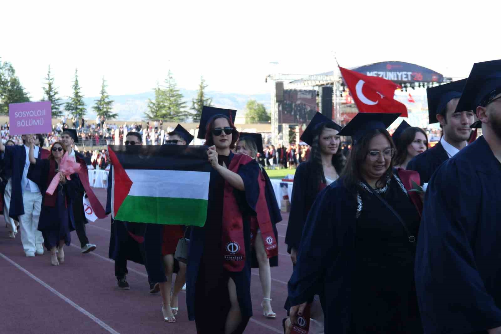 anadolu universitesinde mezuniyet coskusu 5 binden fazla ogrenci kep atti 8 mfNpEPFJ