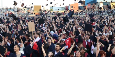 anadolu-universitesinde-mezuniyet-coskusu-5-binden-fazla-ogrenci-kep-atti-K91Cq2ET.jpg