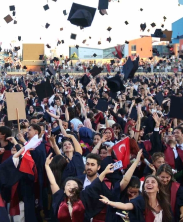 anadolu-universitesinde-mezuniyet-coskusu-5-binden-fazla-ogrenci-kep-atti-K91Cq2ET.jpg
