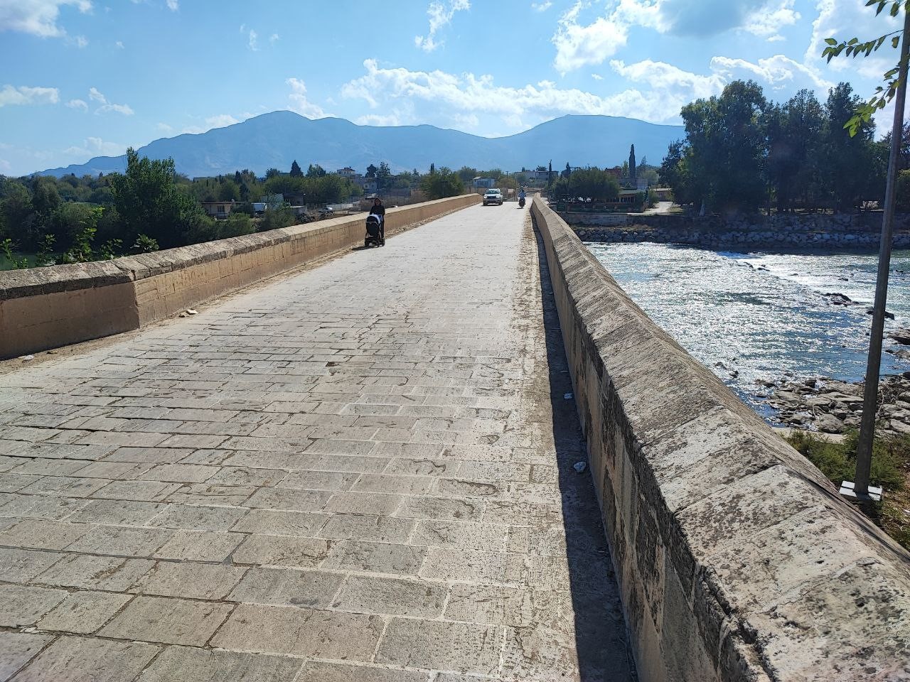 anadolunun bilinen ilk roma koprusune sprey boyayla yazilama yapildi 0 RVzzMqwU