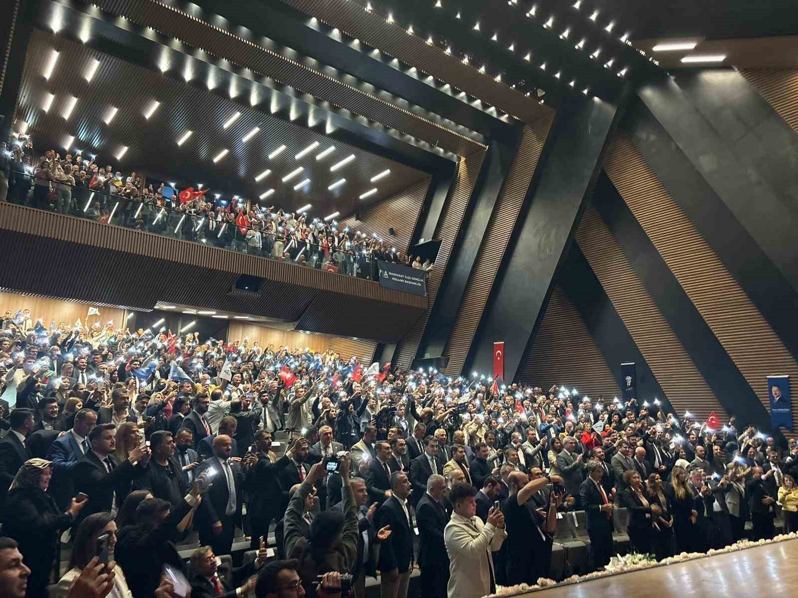 anahtar parti genel baskani agiralioglu kursude konusurken depreme yakalandi 1 EUsAgrhZ