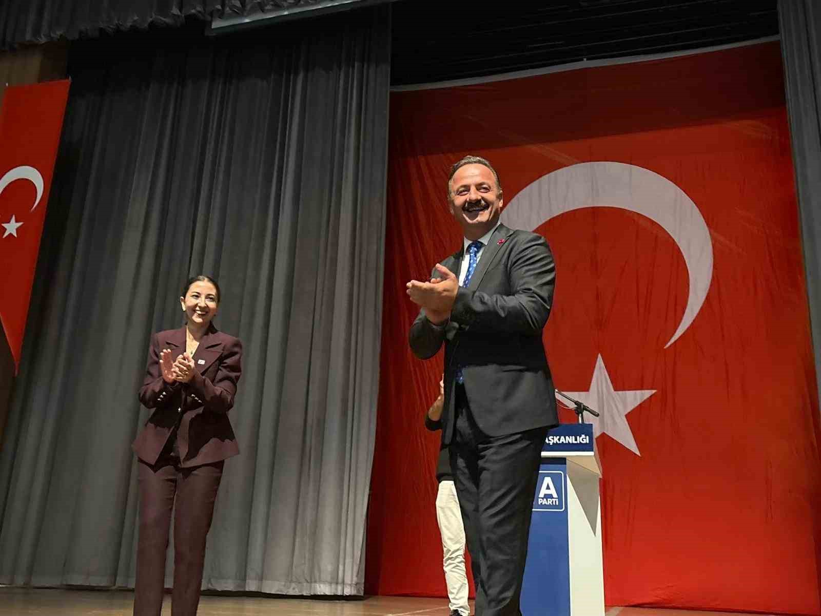 anahtar parti genel baskani agiralioglu kursude konusurken depreme yakalandi 2 C3v6u8J1