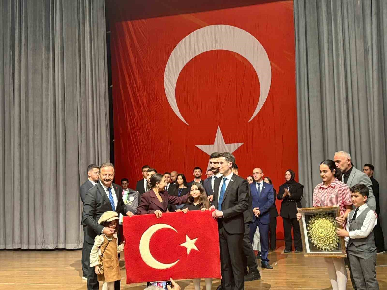 anahtar parti genel baskani agiralioglu kursude konusurken depreme yakalandi 3 tVpNvOul