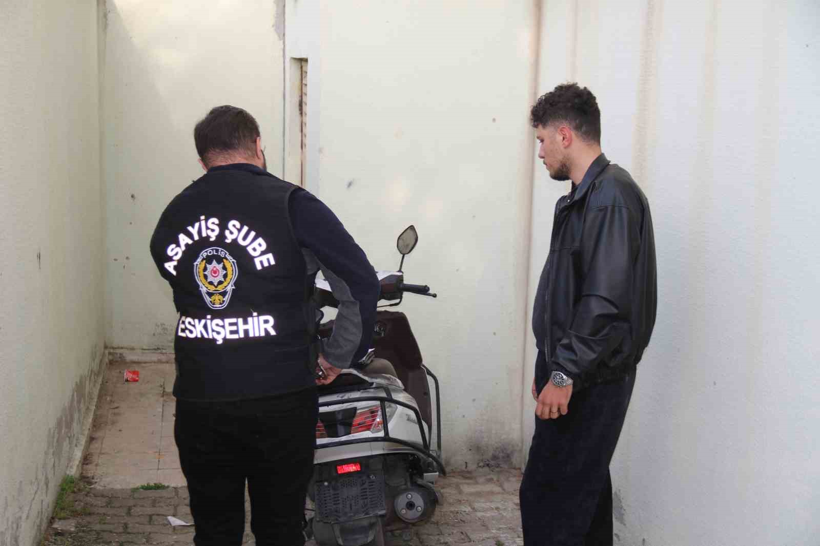 anahtari uzerinde birakilan motosikletin calinma ani kamerada 4 O1DQz3Kg