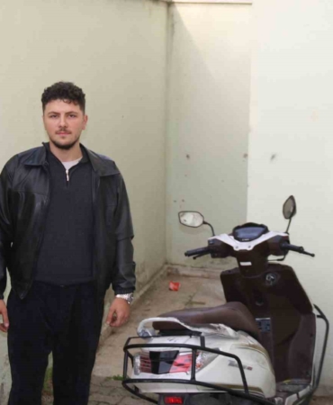 anahtari-uzerinde-birakilan-motosikletin-calinma-ani-kamerada-7Z2crwUk.jpg