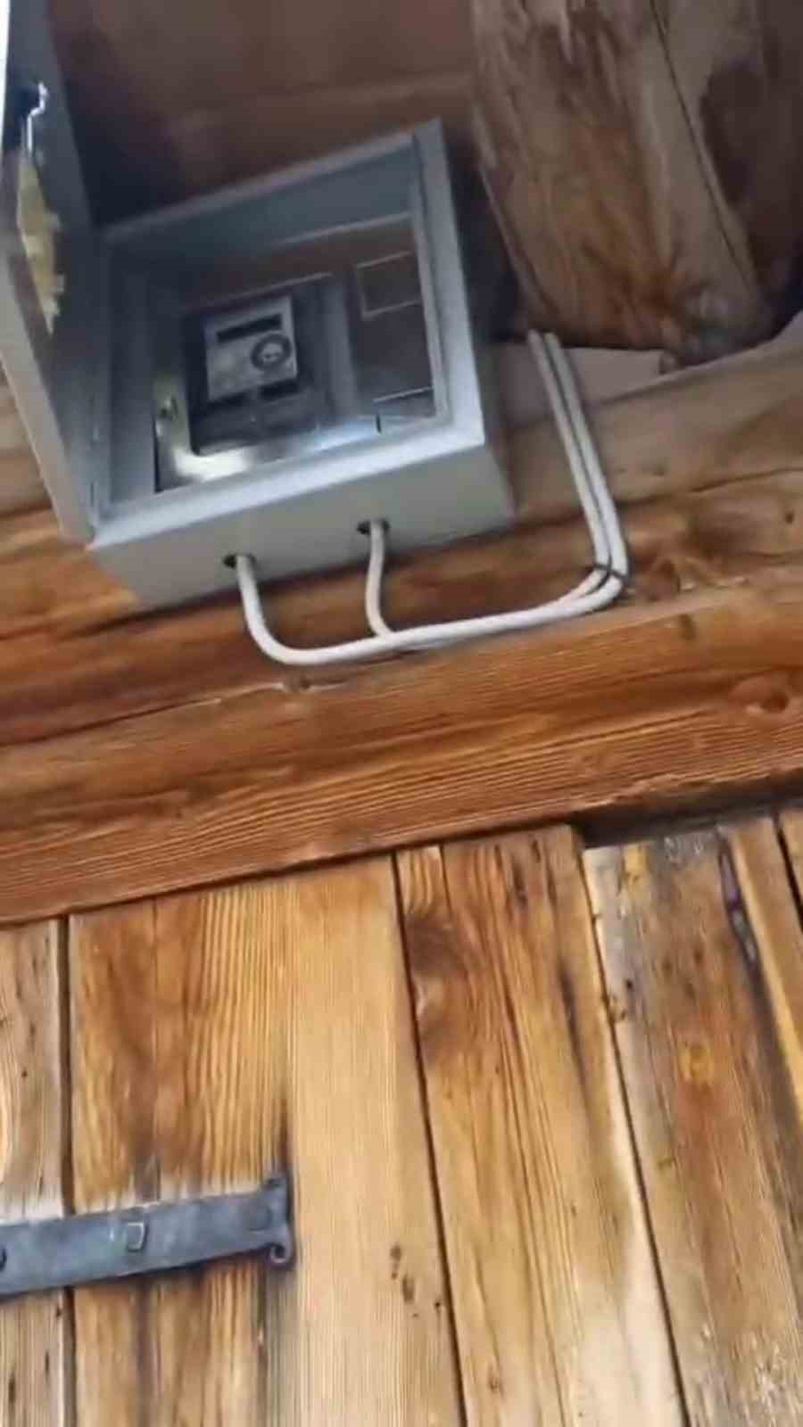 Anahtarın yerini tarif etti, evine giren ayıya "Zarar verme" diye seslendi 5 anahtarin yerini tarif etti evine giren ayiya zarar verme diye seslendi 1 3FO5gpUQ
