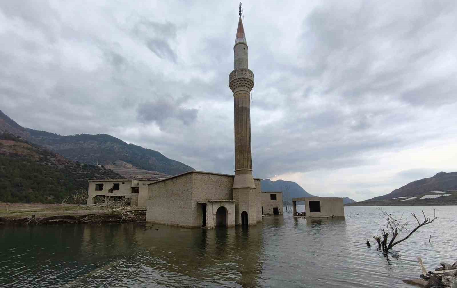 anamurda sular altinda kalan koyden geriye bir minare kaldi 1 GrdlROcX