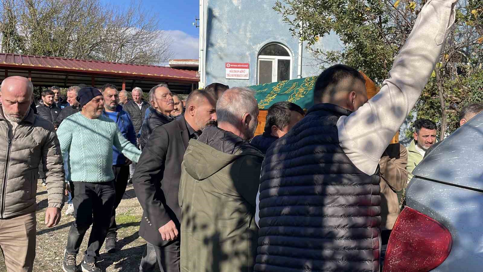 Anaokulu önünde kamyonetin ezdiği 4 yaşındaki Sarp toprağa verildi 6 anaokulu onunde kamyonetin ezdigi 4 yasindaki sarp topraga verildi 2 NcBnIp1p