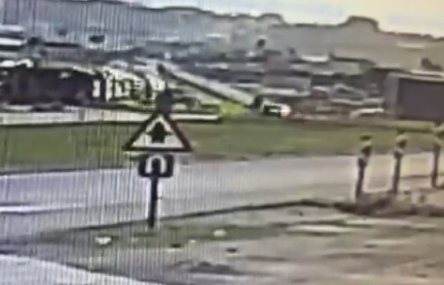 ani manevra yapan motosikletliye otomobil carpti 0 HFClaNFM