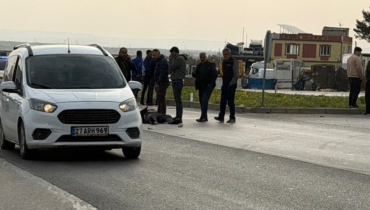 ani manevra yapan motosikletliye otomobil carpti 1 WFjNsjT4