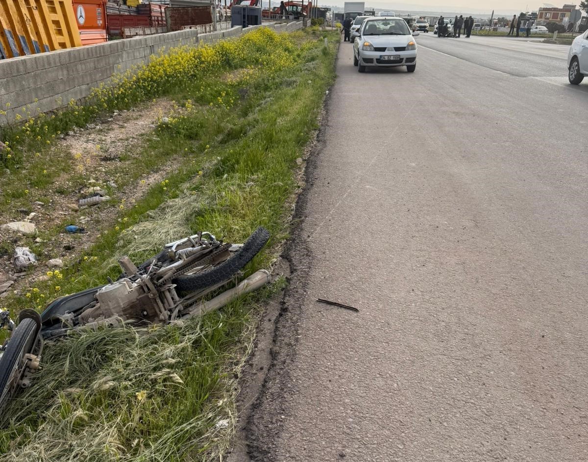 ani manevra yapan motosikletliye otomobil carpti 2 Dw8KNiut