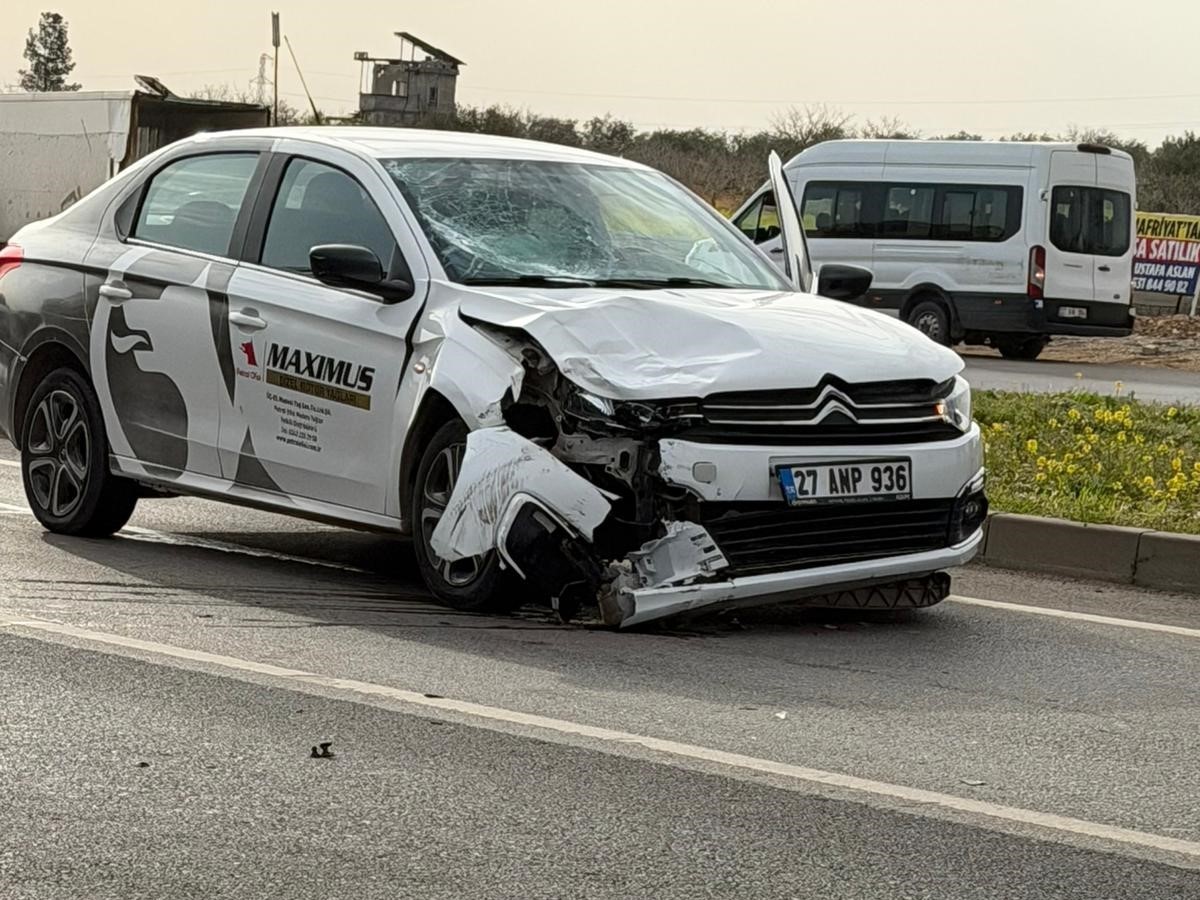 ani manevra yapan motosikletliye otomobil carpti 3 F21NfdwU
